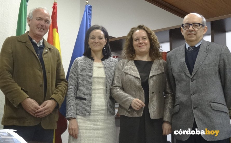La delegada del gobierno andaluz en Córdoba, Rafi Crespín, en la reunióncon los representantes de la Agencia de Defensa de la Competencia de Andalucía