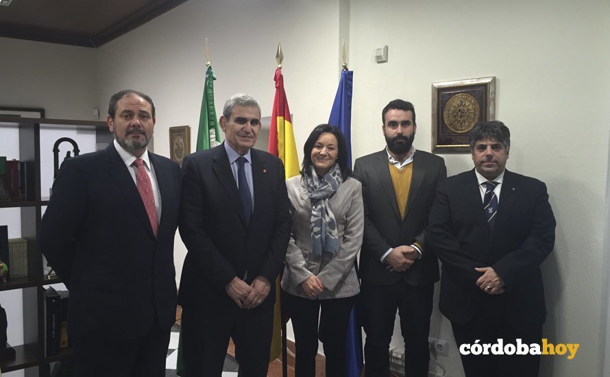 La delegada del gobierno andaluz, Rafi Crespín en la reunión mantenida con Jesús Soriano y Alberto Mayoral