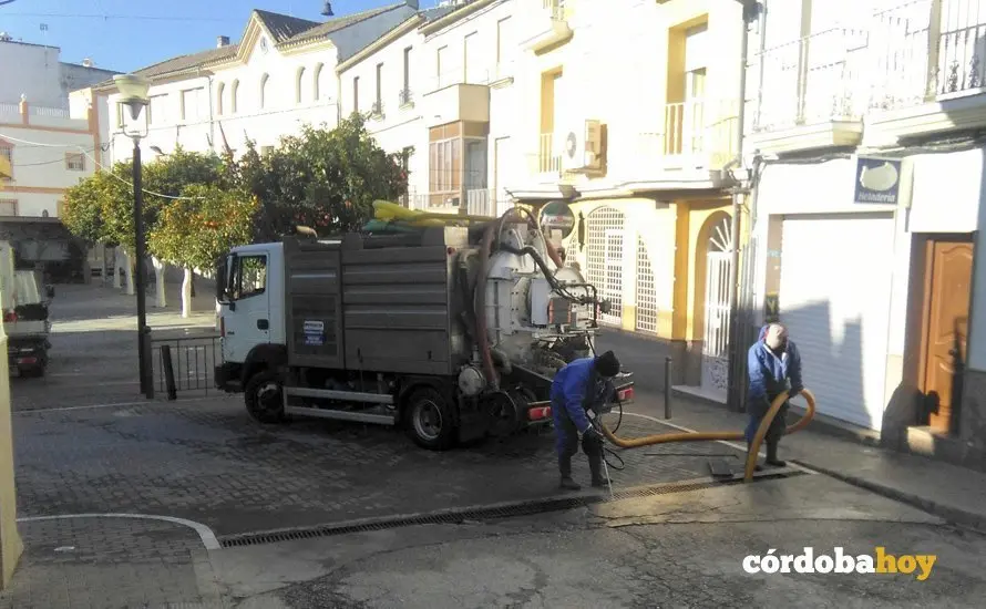 Trabajadores de Emproacsa en el municipio de Monturque