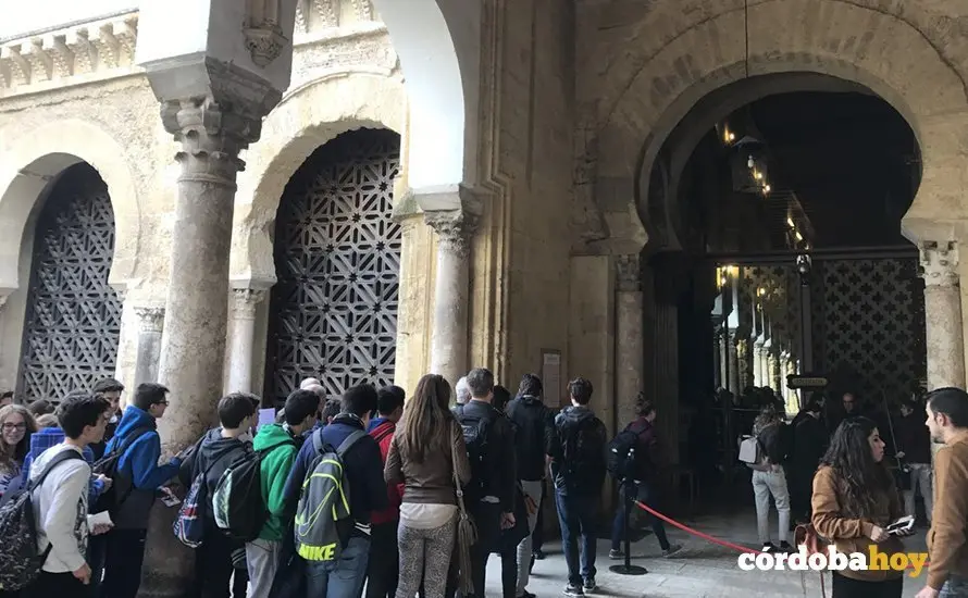 turistas mezquita segunda puerta