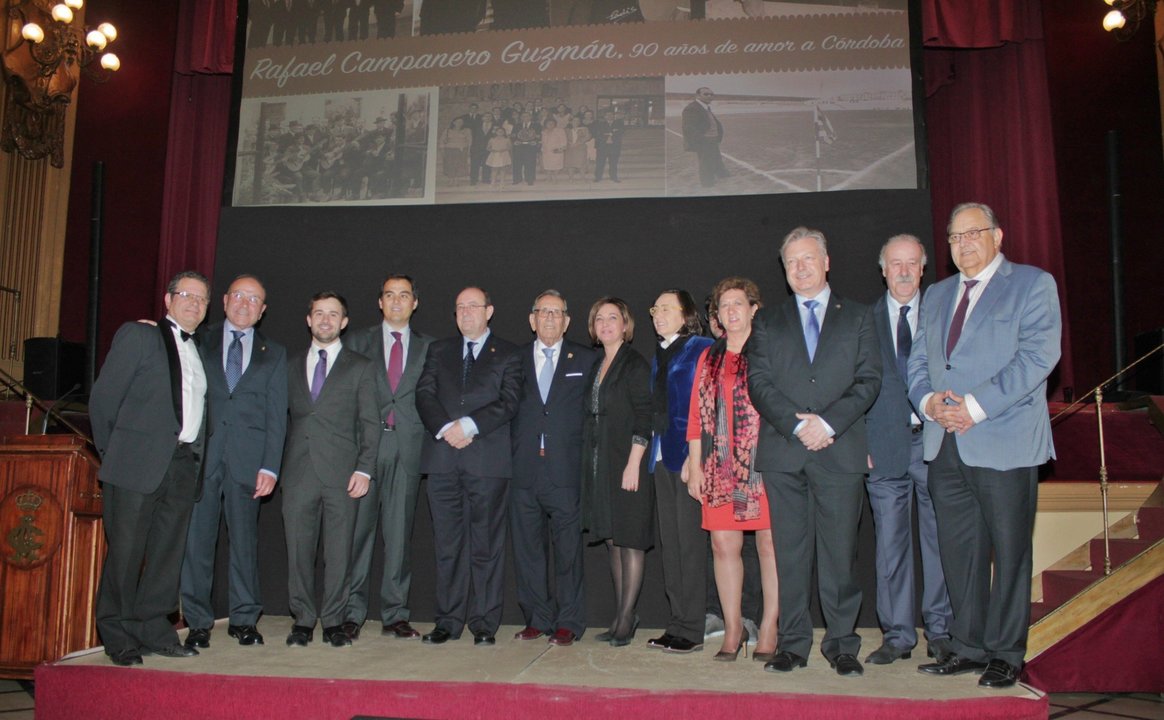 Rafael Campanero (en el centro) junto a personalidades de la política y del mundo del deporte
