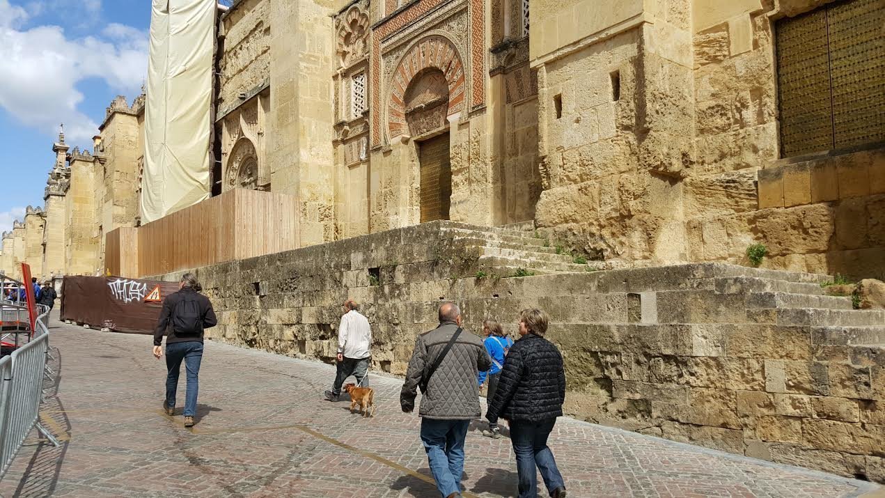 Turistas pasan al lado de la Portada de San José de la Mezquita-Catedral