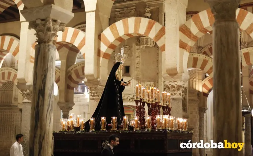 CORDOBA. 11/04/2017. SEMANA SANTA 2017. MARTES SANTO. LA UNIVERSITARIA POR LA CATEDRAL. FOTO: ROLDAN SERRANO. CORDOBA HOY.
