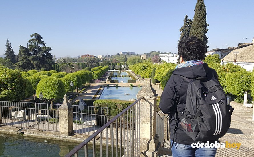 Un turista en los Jardines del Alcázar de los Reyes Cristianos de Córdoba