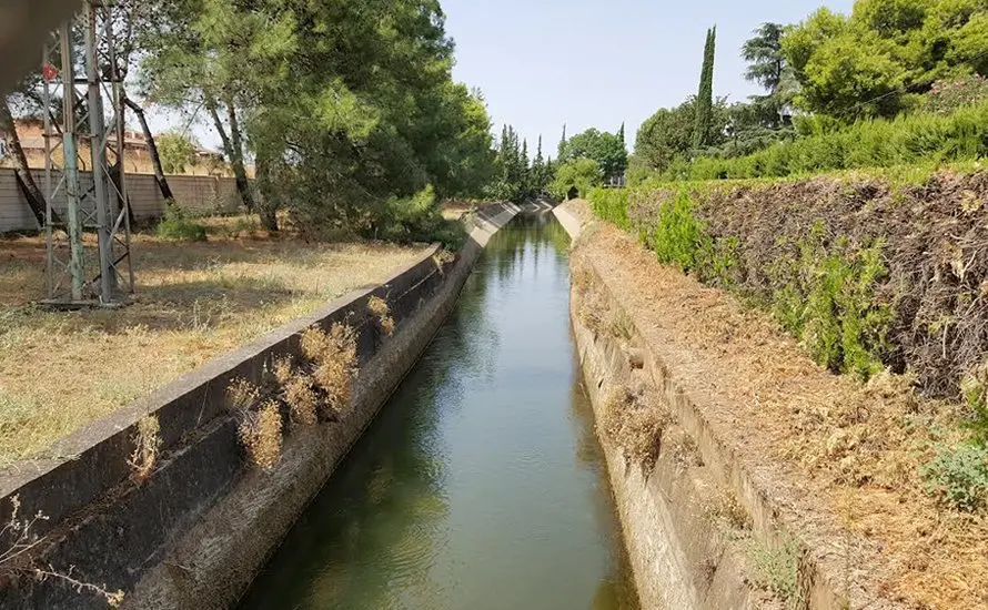 Canal del Guadalmellato a su paso por C&oacute;rdoba capital