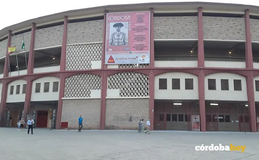 Coso de los Califas en C&oacute;rdoba, con el cartel de feria de este a&ntilde;o