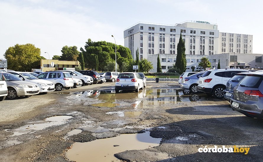 Parking del Hospital Universitario Reina Sofía de Córdoba con lluvia