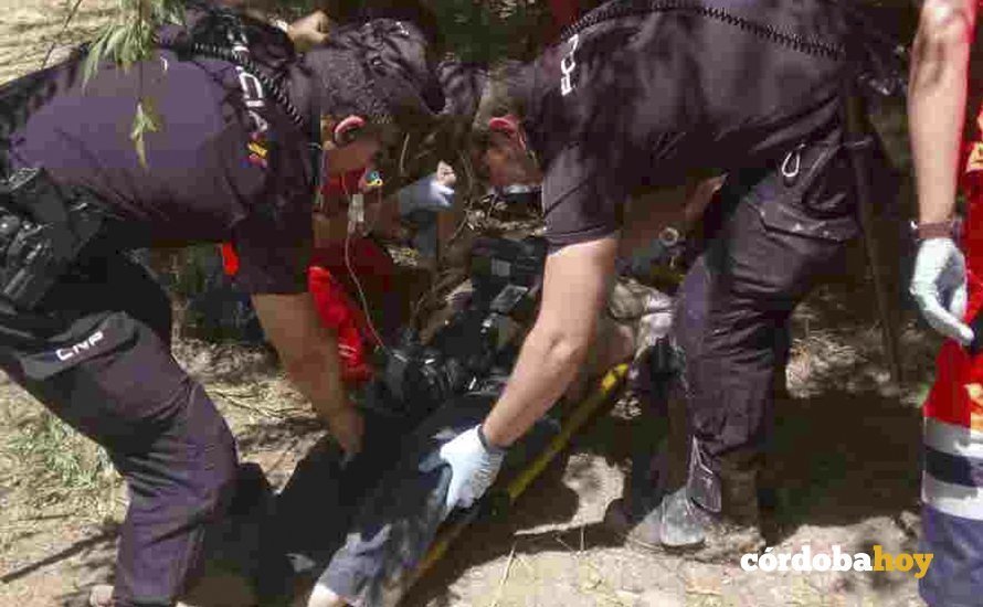 Rescate por la Policía Nacional de un hombre ahogado en Córdoba