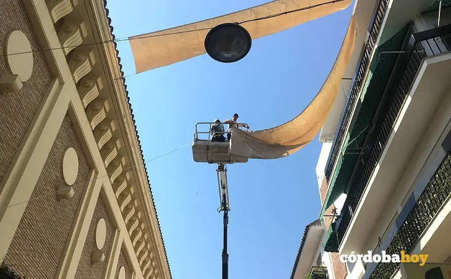 Colocaci&oacute;n de los toldos en las calles c&eacute;ntricas de C&oacute;rdoba, en una imagen de archivo