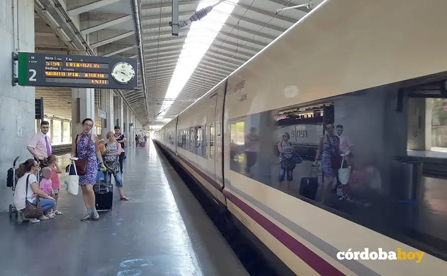 Un AVE en la estaci&oacute;n de C&oacute;rdoba