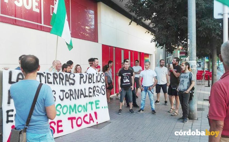 concentración del SAT ante el PSOE cordobés