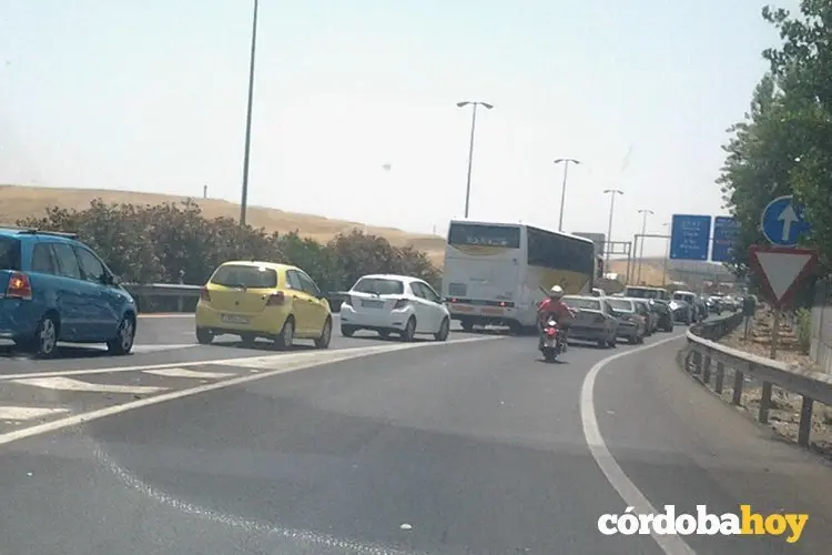 Actuales atascos que se forman en la salida de la A-4 a los pol&iacute;gonos FOTO APREAMA