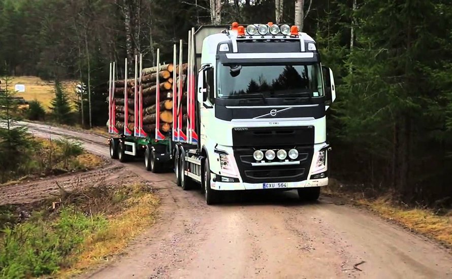 Camión de transporte de madera marca Volvo