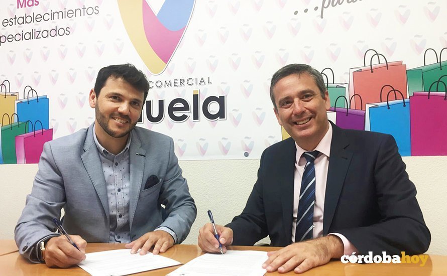 Manuel Calvo y José Priego en la firma del convenio entre La Viñuela y Cajasur