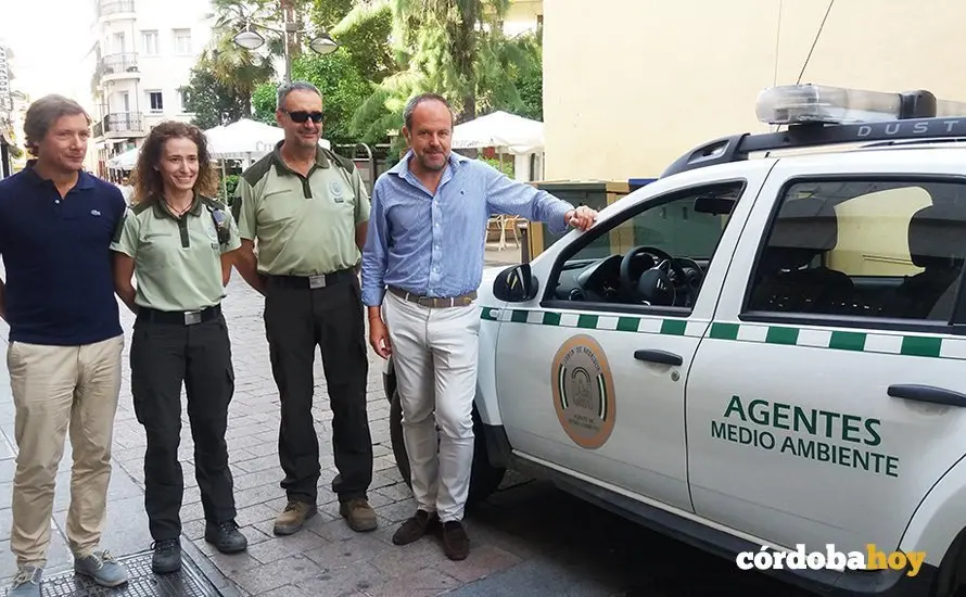 Junta entrega de veh&iacute;culos de Medio Ambiente