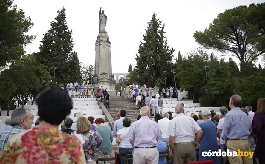 Fieles en el Sagrado Coraz&oacute;n de Jes&uacute;s