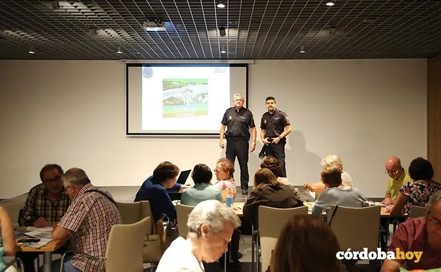 Charla Polic&iacute;a Nacional a mayores