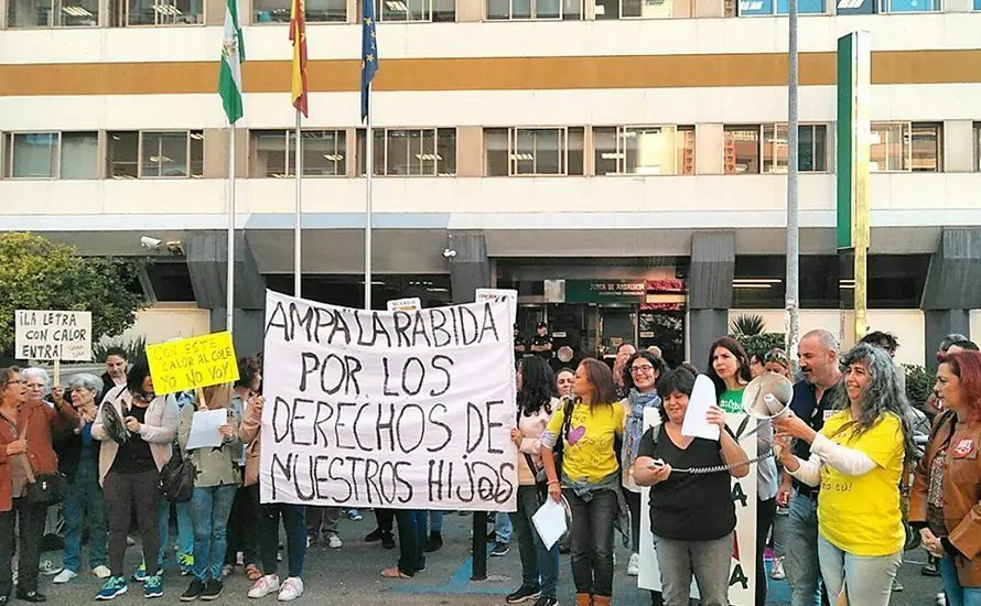 Protesta de ampas por el calor en las aulas