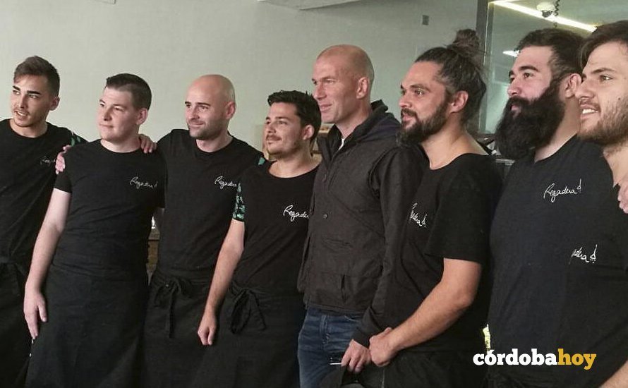 Zinedine Zidane con el equipo del restaurante La Regadera de Córdoba