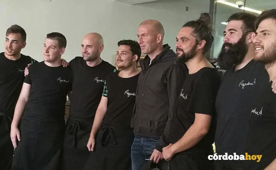 Zinedine Zidane con el equipo del restaurante La Regadera de C&oacute;rdoba