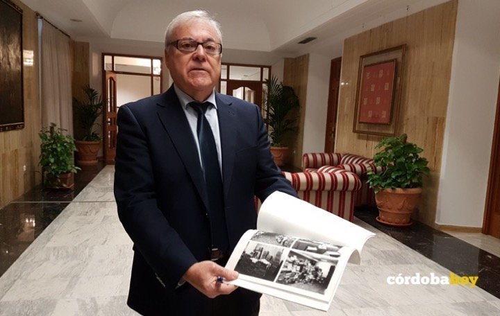 Emilio Aumente con fotografías del archivo notarial 