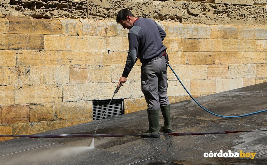 Limpieza con agua en el Casco Histórico