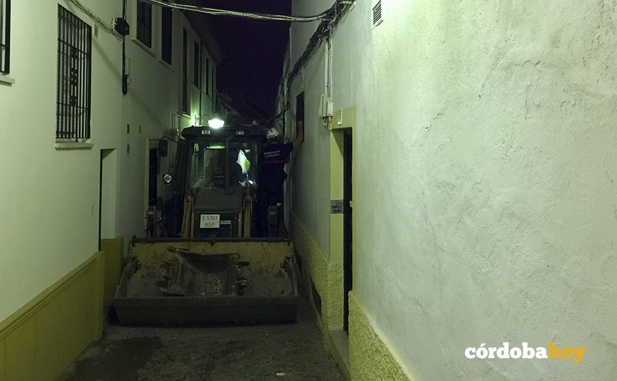 Los Bomberos retiran los escombros de la calle Empedradra