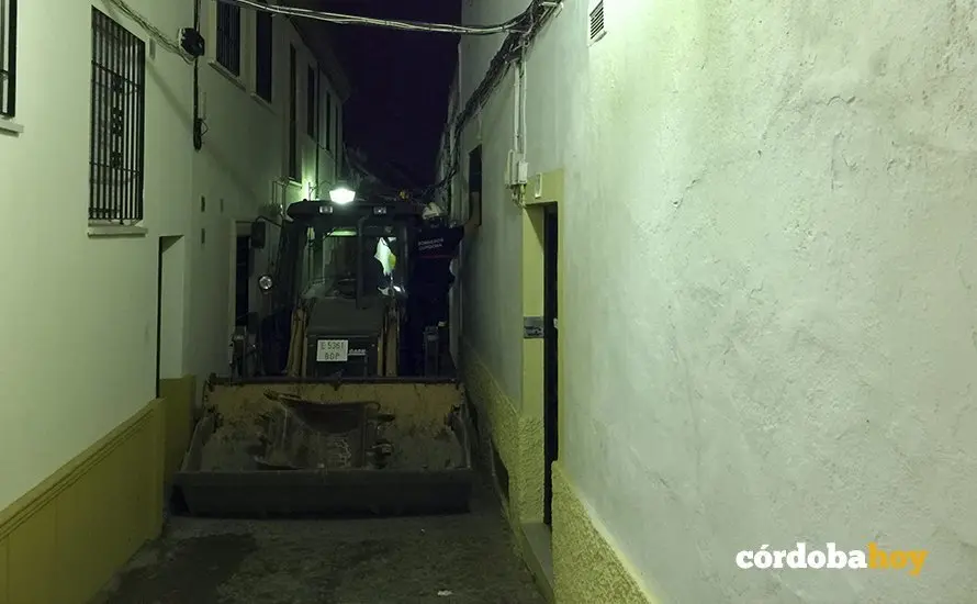 Los Bomberos retiran los escombros de la calle Empedradra