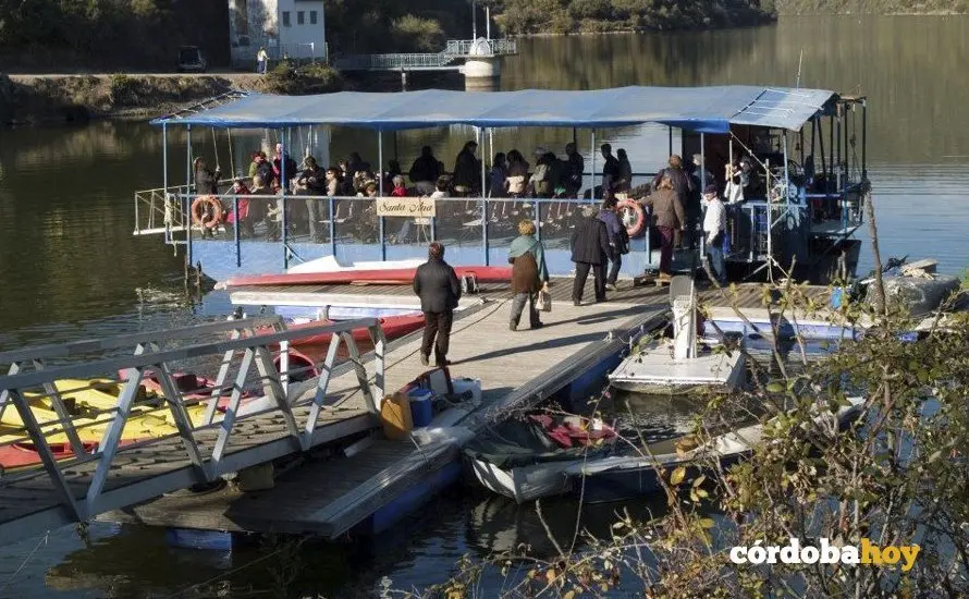 Embarcaci&oacute;n de recreo en la presa de derivaci&oacute;n del Bemb&eacute;zar