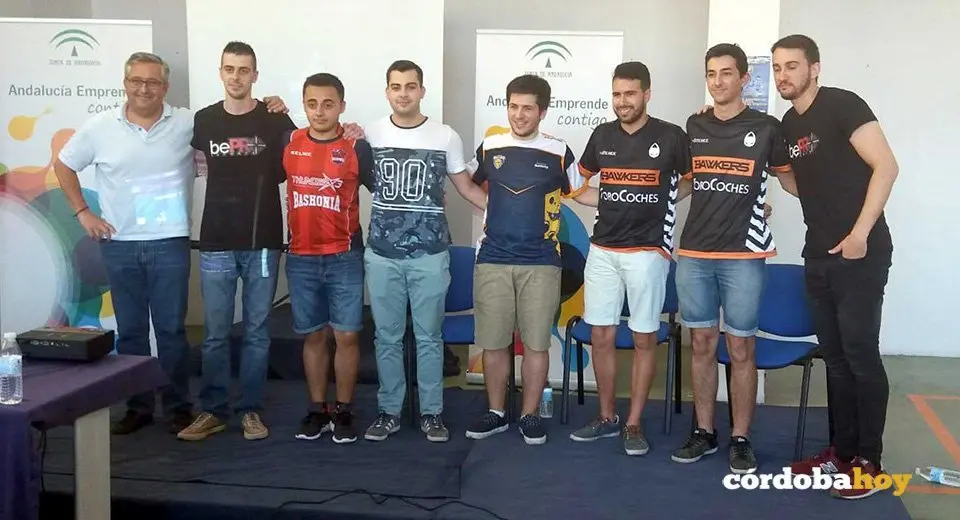 Responsables de Andalucía Emprende, de la empresa bePRO SPort y jugadores cordobeses profesionales