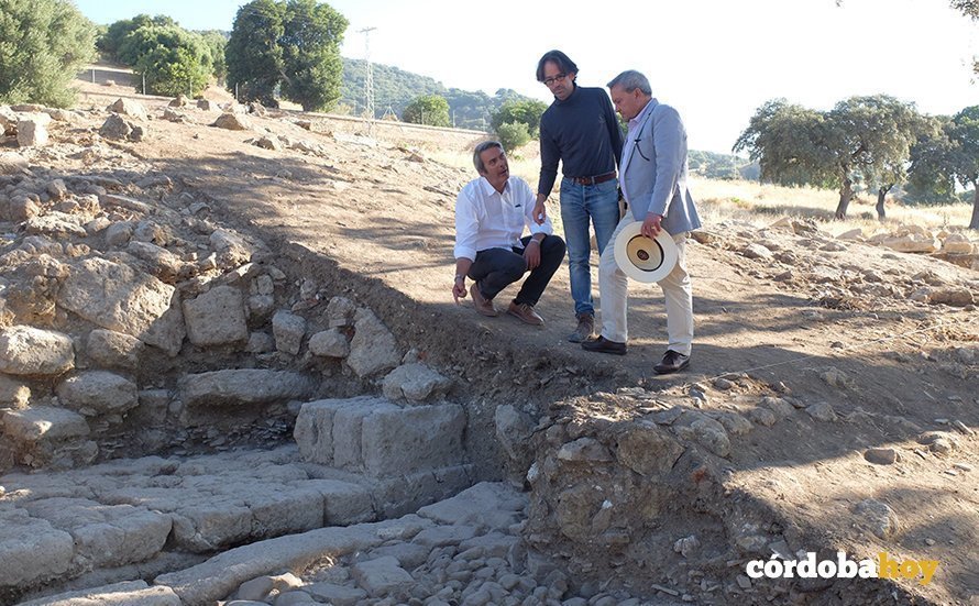 Francisco Alcalde visita las excavaciones alemanas de la Plaza de Armas en medina Azahara