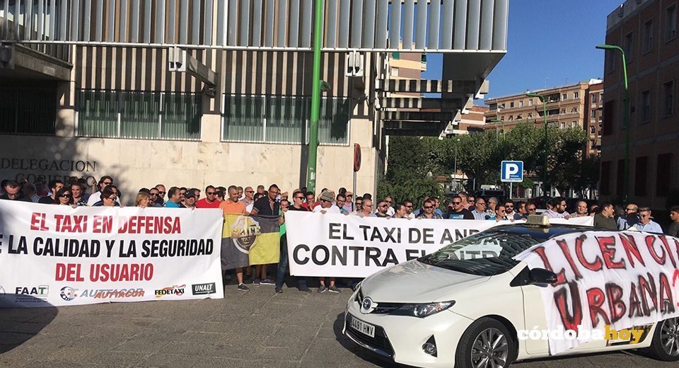 Protesta de taxistas ante la sede de la Subdelegación de Córdoba