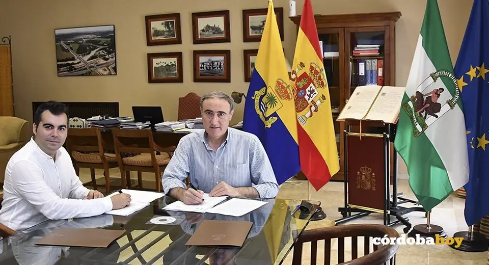 David Mart&iacute;nez y Jos&eacute; Antonio Ruiz Almenara en la firma del convenio