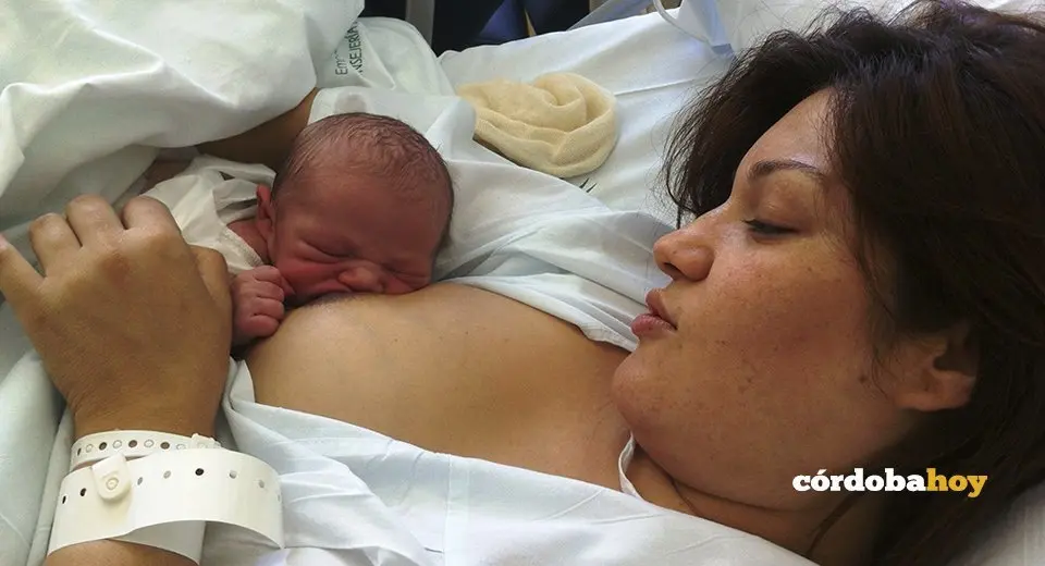 Un ni&ntilde;o mama de su madre en el Hospital de Montilla