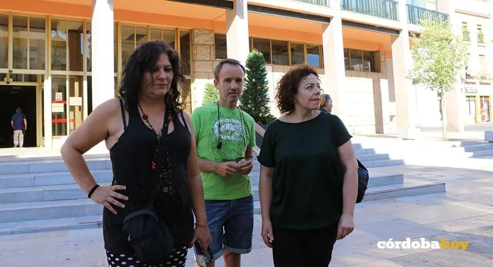 Miembros de la Asociaci&oacute;n San Lorenzo Existe ante el Ayuntamiento
