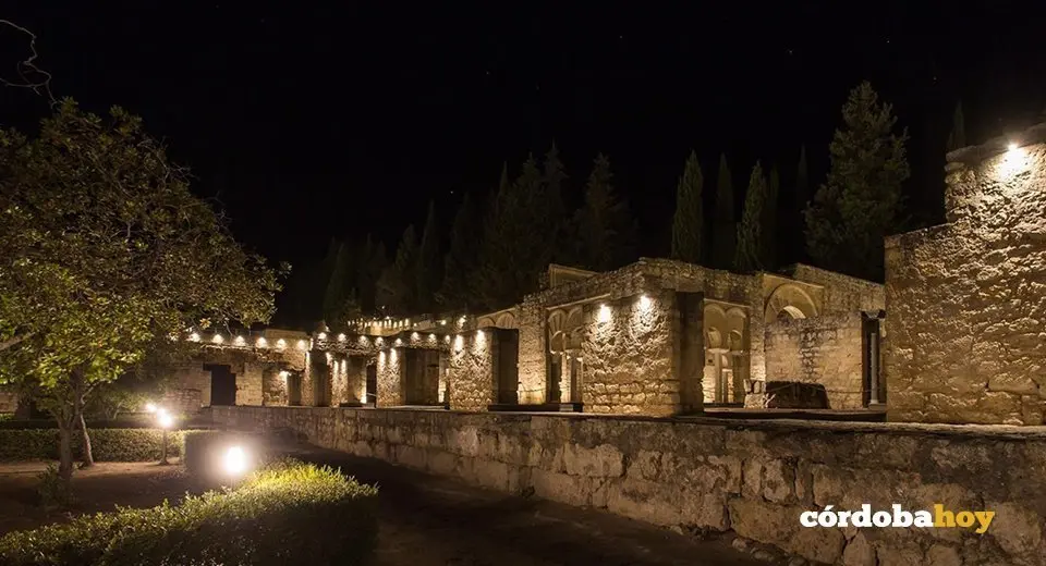 Iluminaci&oacute;n nocturna de Medina Azahara