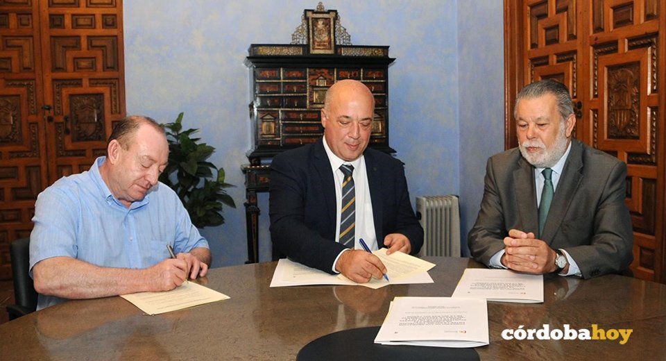 Firma del convenio con el alcalde de Villaharta