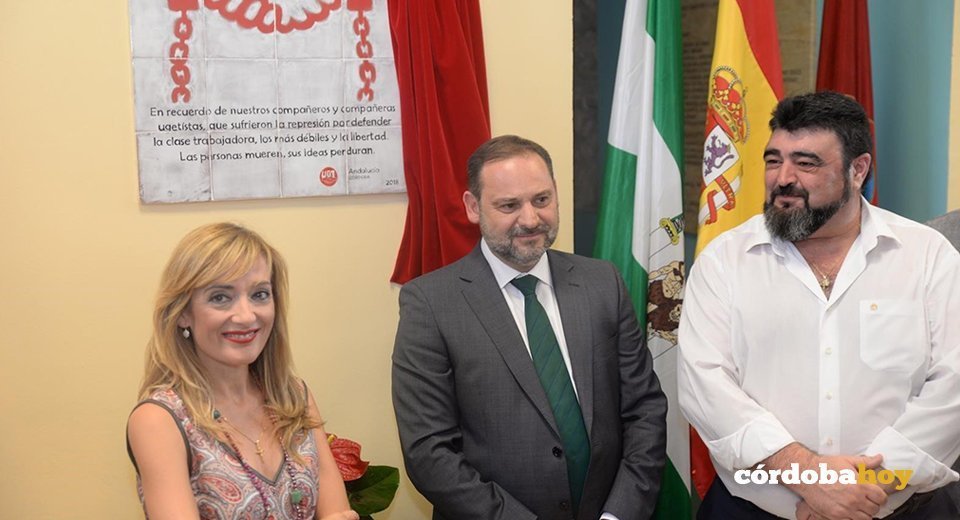 El ministro Ábalos descubre una placa en la sede de UGT de Córdoba