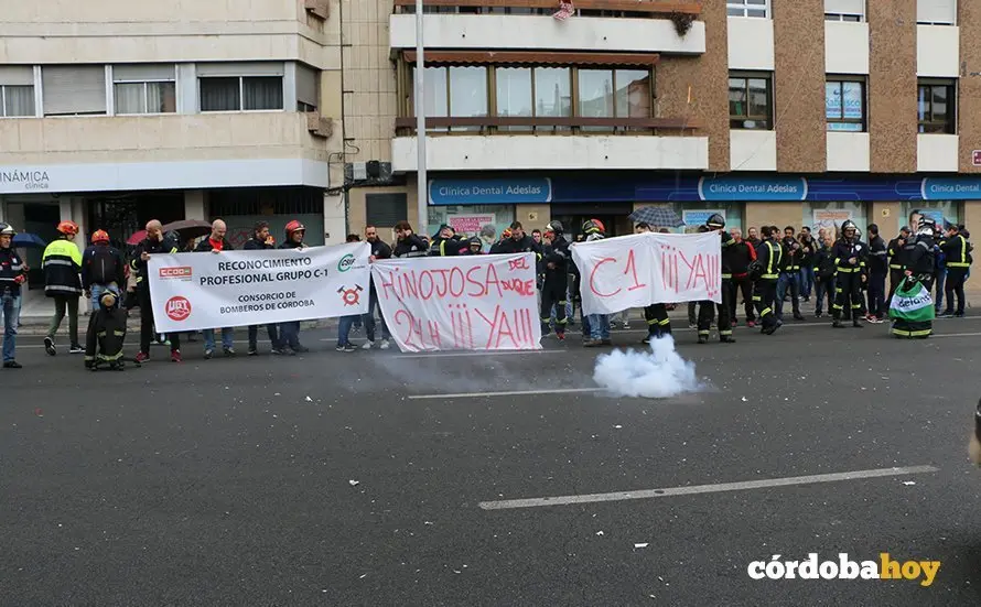 Protesta de bomberos del Consorcio Provincial ante la Diputaci&oacute;n