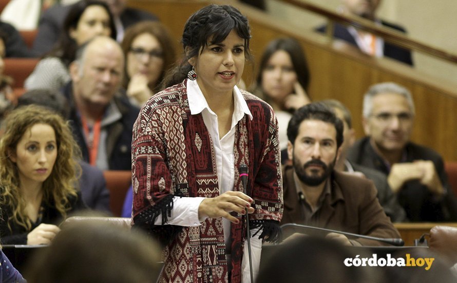 El cordobés David Moscoso observa a Teresa Rodríguez en el Parlamento andaluz