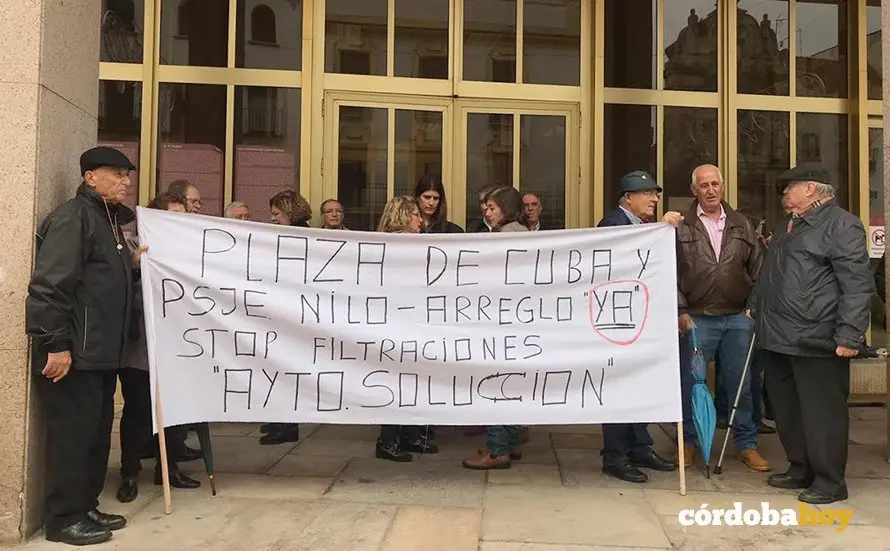Protesta de vecnos de la Plaza de Cuba ante el Ayuntamiento