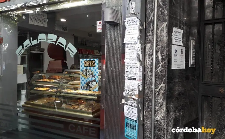 Carteles publicitarios pegados en las paredes de una calle