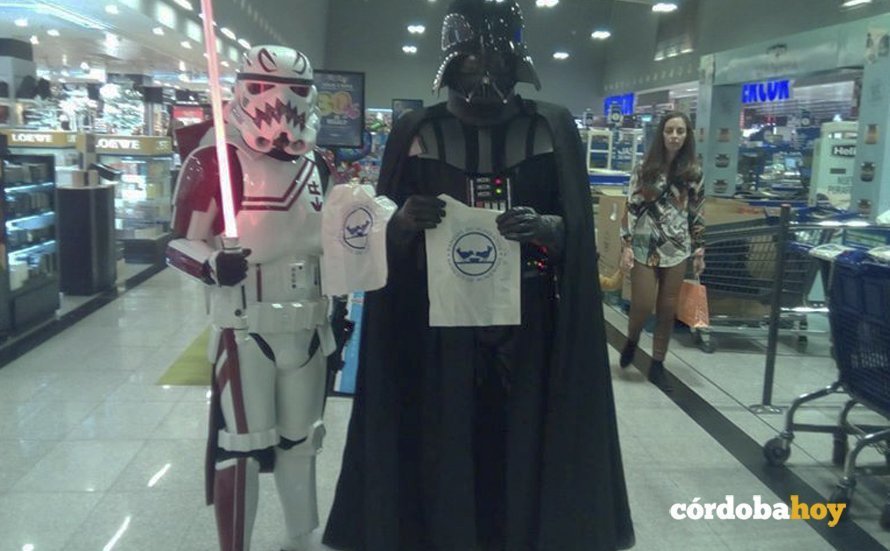 Darth Vader y un soldado imperial en plan solidario
