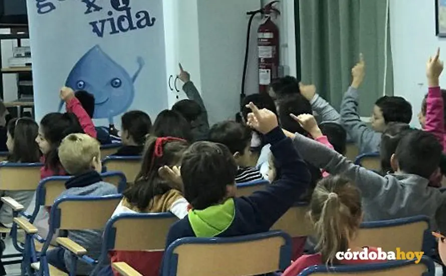 Participantes en el programa de Emacsa para concienciar sobre el agua
