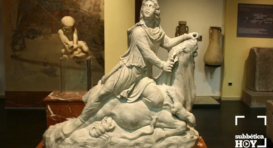 La escultura de Mitra de Cabra