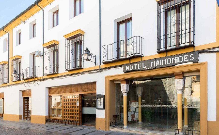 Hotela Maimónides en la calle Torrijos