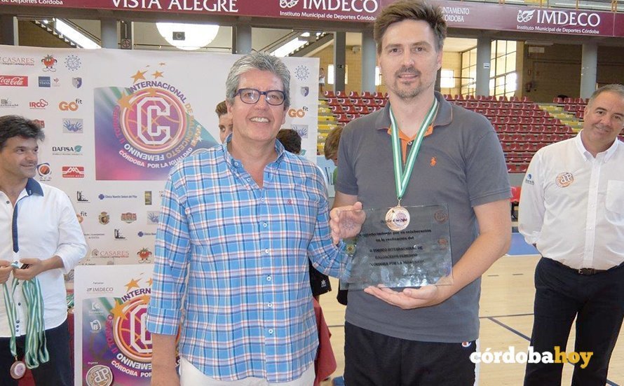 Pedro Luque Villalón (izquierda con gafas) en la entrega de unos tropeos de baloncesto en 2016