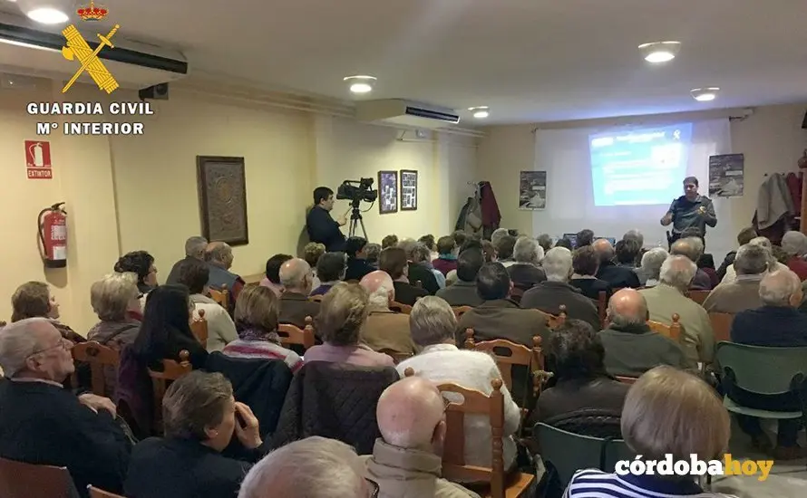 Charla de seguridad de la Guardia Civil a personas mayores en Villanueva
