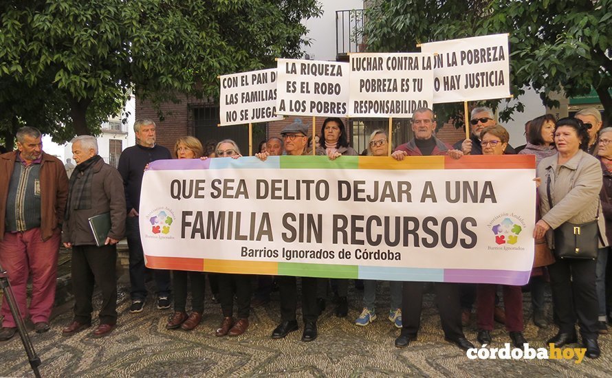 Concentración ante la Junta de la Asociación Andaluza de Barrios Ignorados