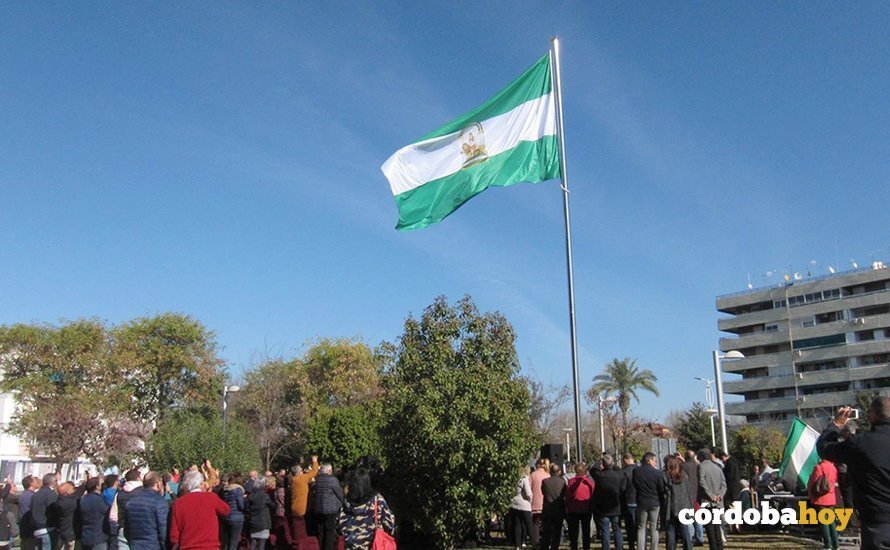 Bandera andaluza en la Plaza de Andalucía de Córdoba